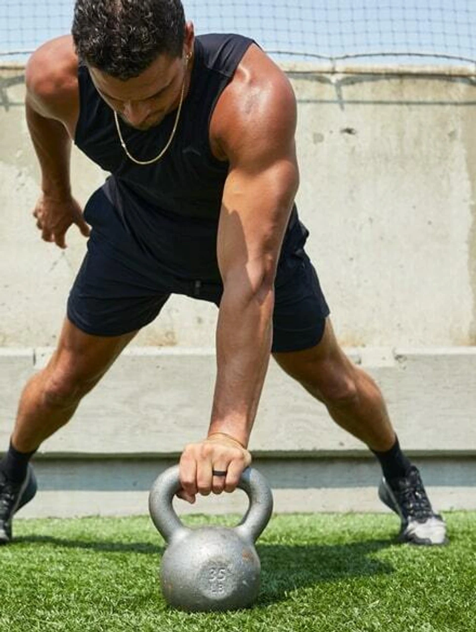 Qalo Men's Step Edge Black Narrow Polish Ring QS9-UNB - Image 3