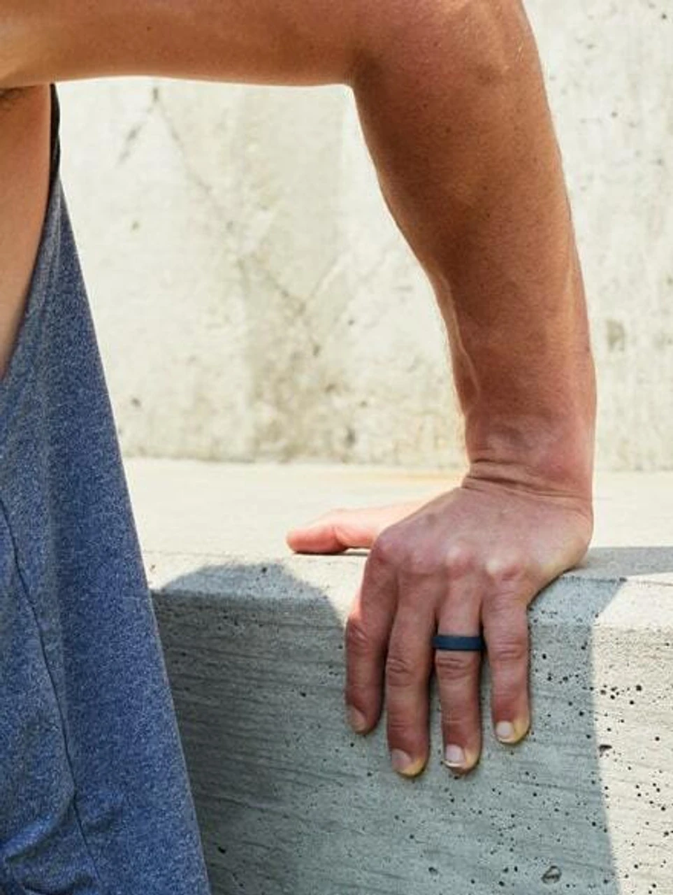 Qalo Men's Step Edge Black Narrow Polish Ring QS9-UNB - Image 4