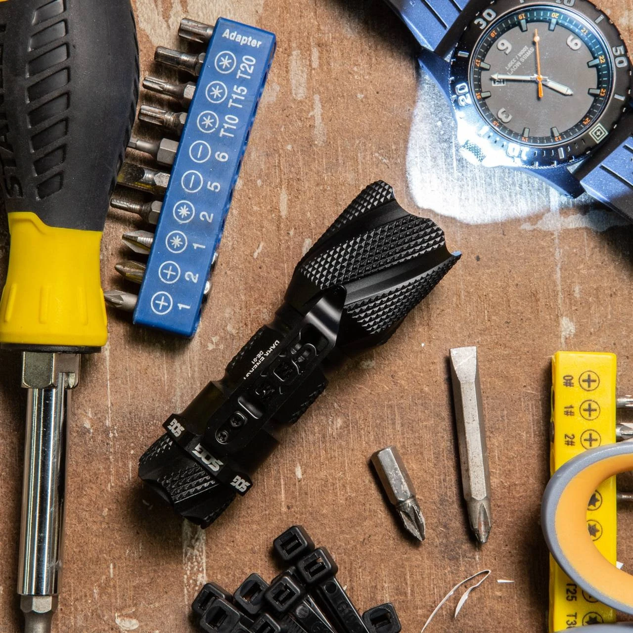 SOG Dark Energy 214A Flashlight - Image 6